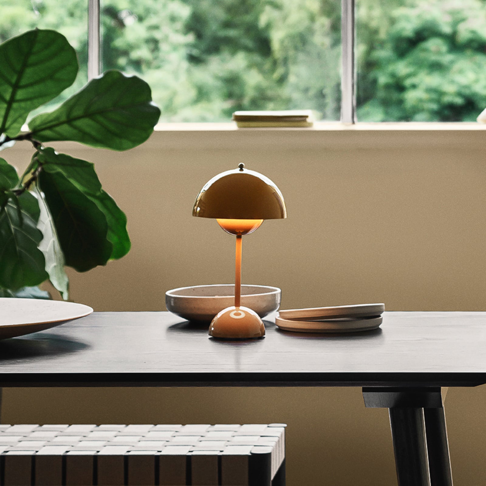 Flowerpot VP9 LED-akkukäyttöinen pöytävalaisin, sinappinkeltainen